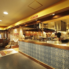 オープンキッチンからエキサイティングにお出迎え!!(写真)